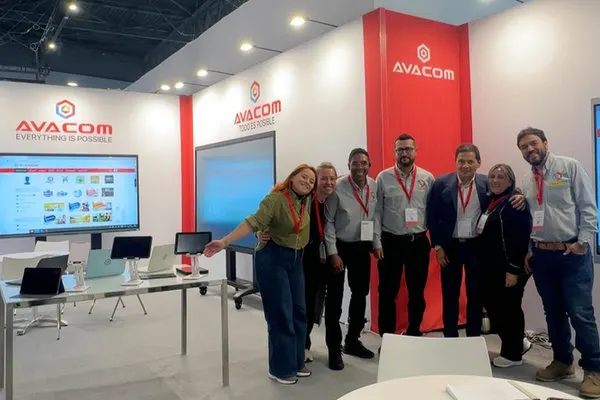 Equipo de AVACOM en ISE 2025 Barcelona, la feria europea de soluciones audiovisuales