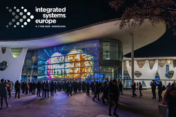 Pantallas interactivas y equipos para aulas de AVACOM en ISE 2025 Barcelona