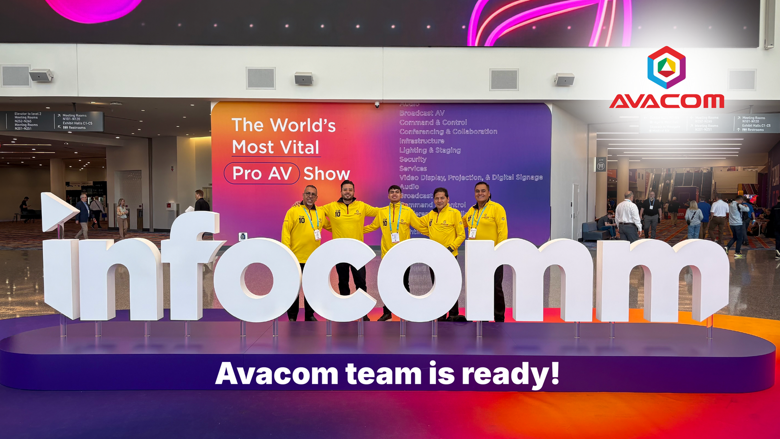 Equipo de AVACOM en su stand de tecnología educativa en InfoComm 2026, Las Vegas