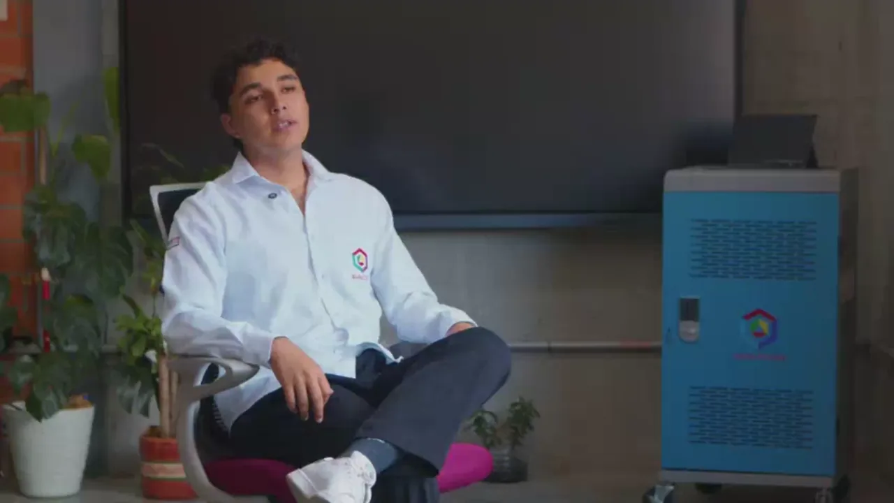 Portada del video de dos campus equipados con aulas digitales AVACOM