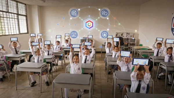 Estudiantes de un aula de primaria levantan su tableta con una retícula de conexiones superpuesta sobre la escena