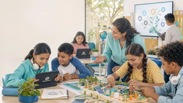 Estudiantes construyen la maqueta de un pueblo sostenible junto a la docente y consultan sus tabletas
